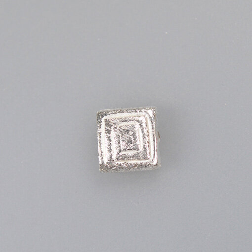 Cube with Spiral Pattern  8 x 8mm / 10 pieces / silver