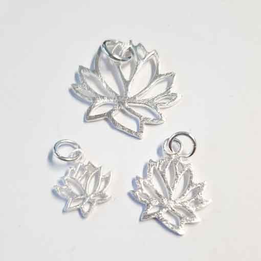 Lotus Charm 12mm / 10 Stück / silver